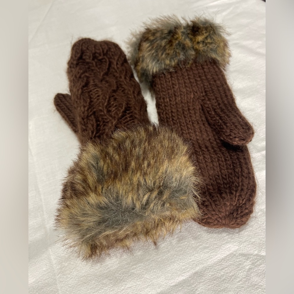 NWT brown mittens with faux fur